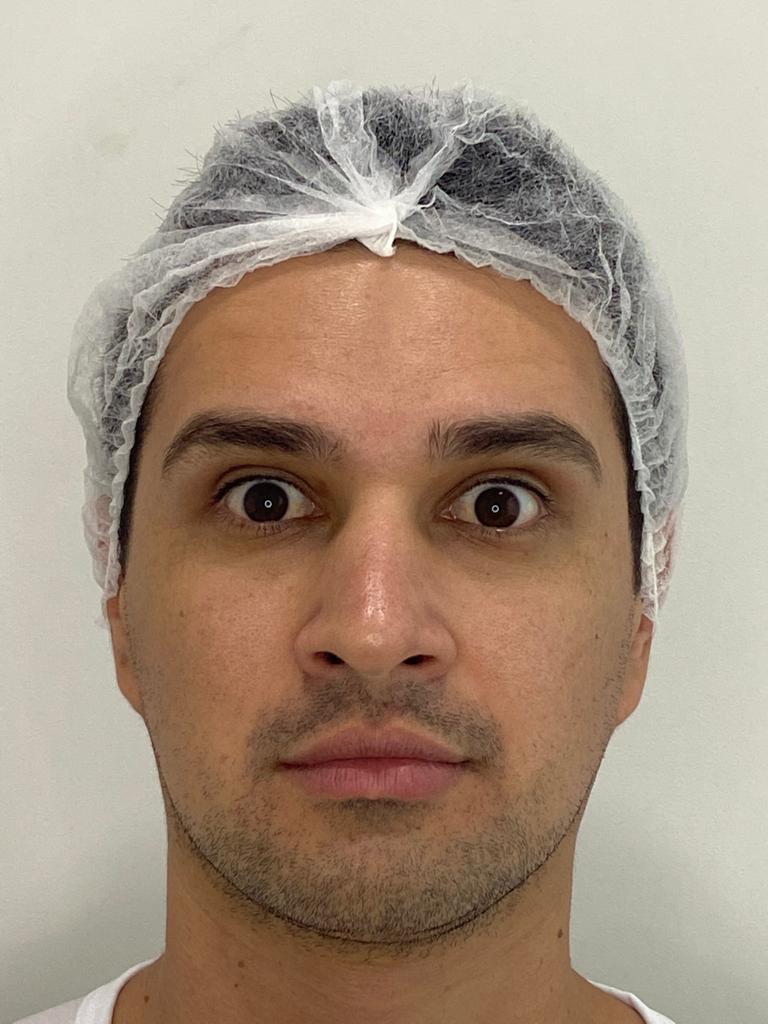 homem aplicando botox